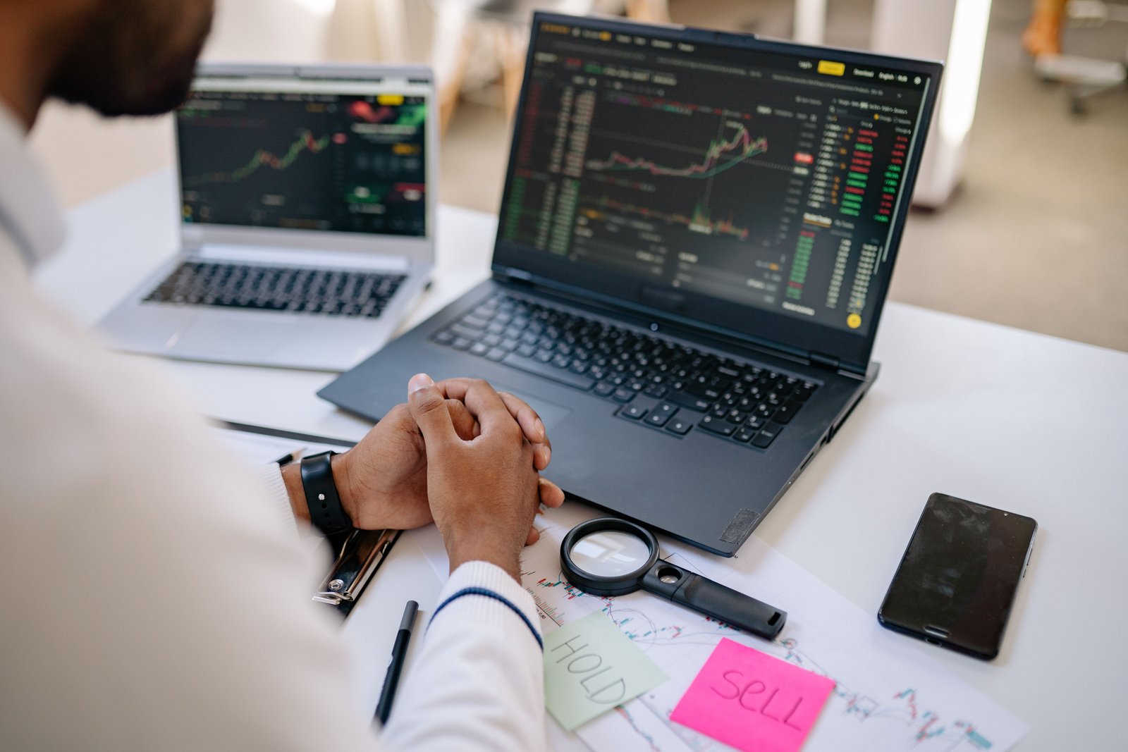 finance content creators explaining investment